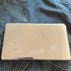 ND glam palette in light